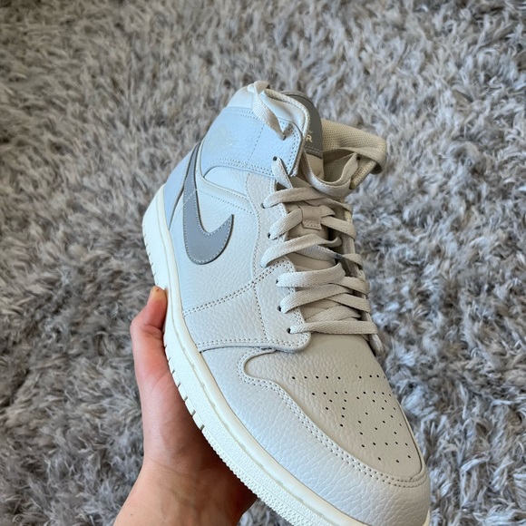 Nike Jordan 1 mid “light bone” - Picture 2 of 13